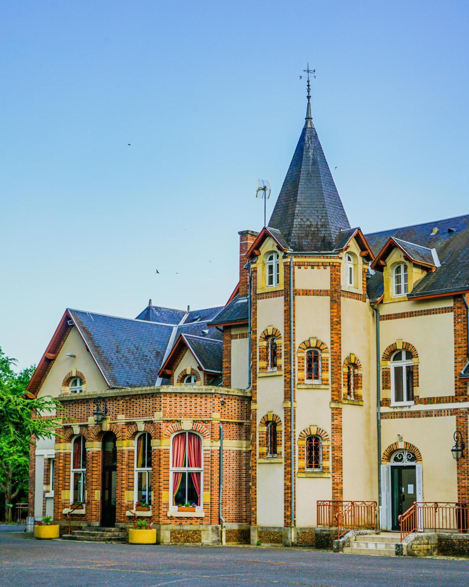 Hotel-Restaurant Domaine De La Grande Garenne Neuvy-sur-Barangeon Zewnętrze zdjęcie
