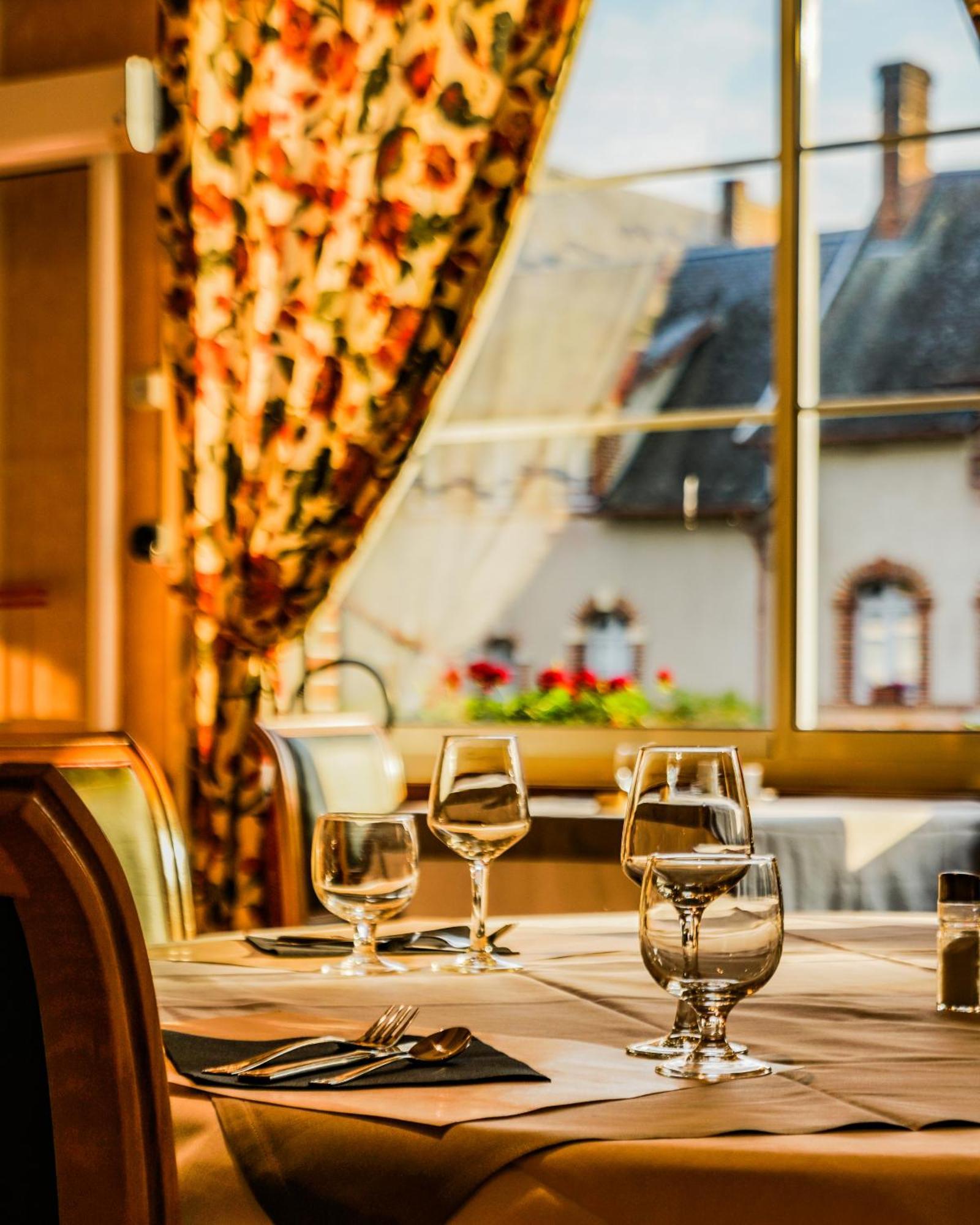 Hotel-Restaurant Domaine De La Grande Garenne Neuvy-sur-Barangeon Zewnętrze zdjęcie
