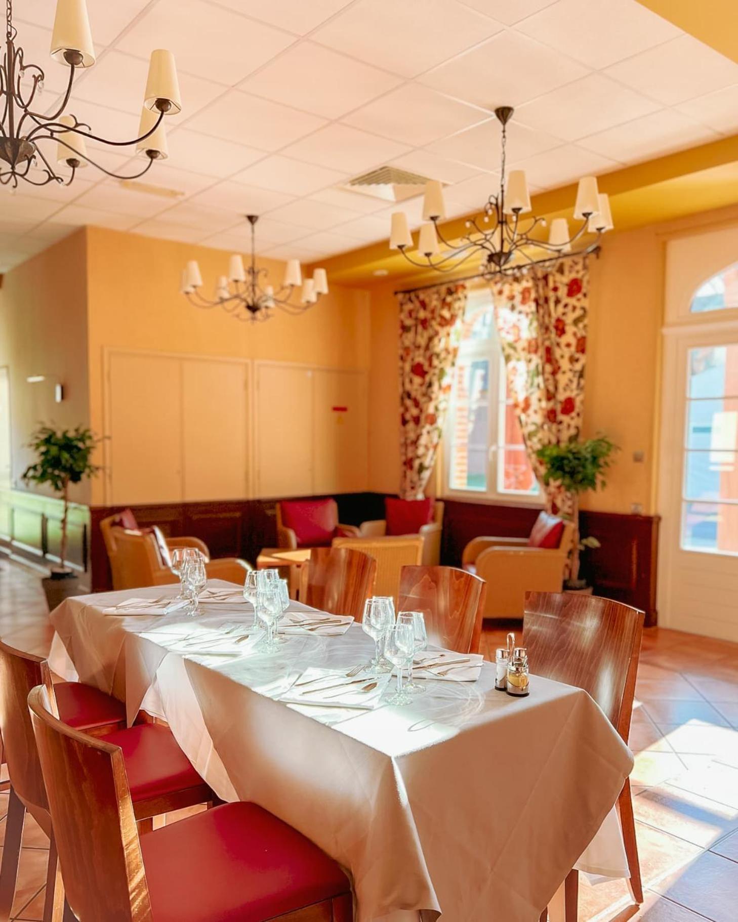 Hotel-Restaurant Domaine De La Grande Garenne Neuvy-sur-Barangeon Zewnętrze zdjęcie