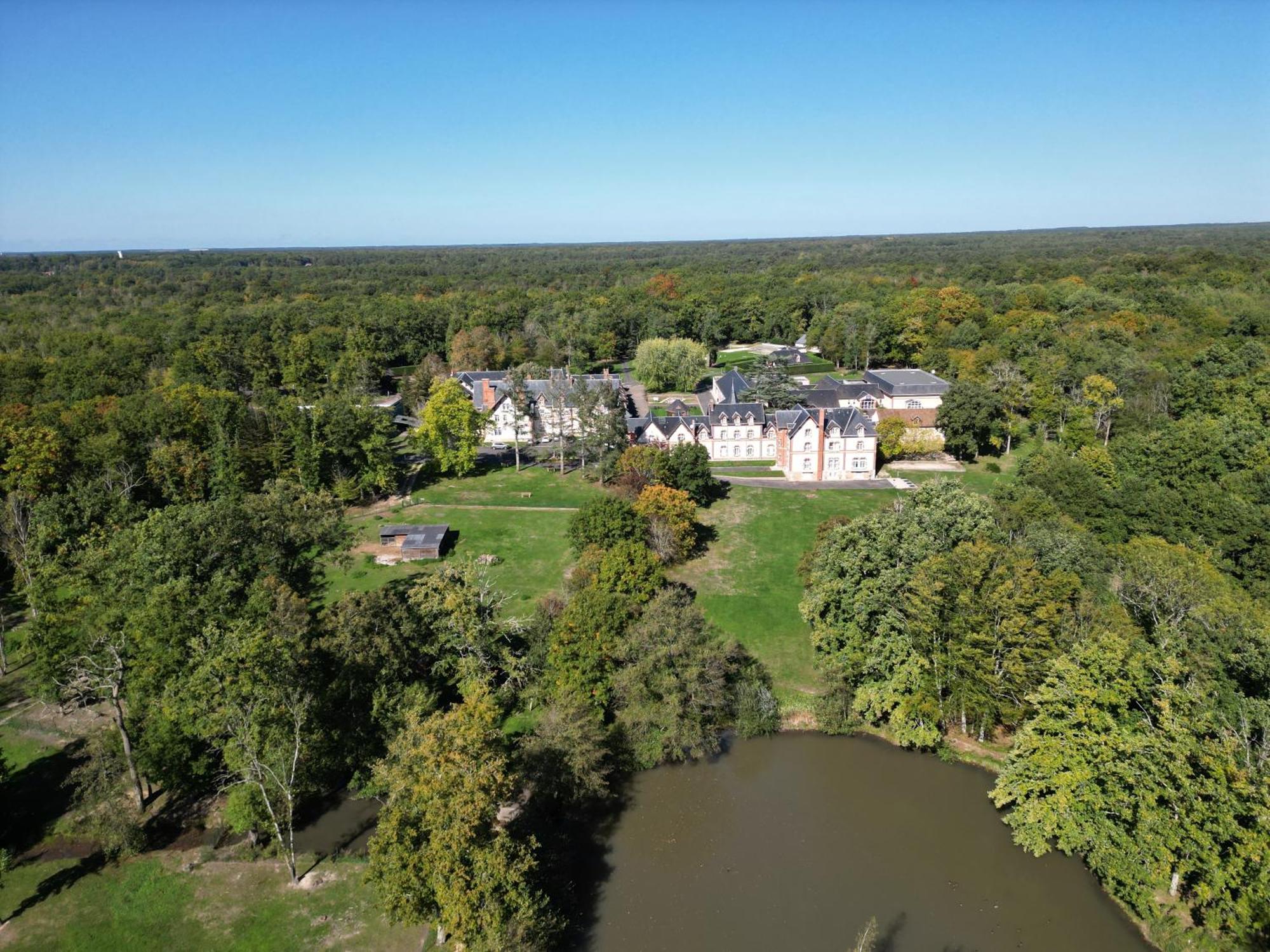 Hotel-Restaurant Domaine De La Grande Garenne Neuvy-sur-Barangeon Zewnętrze zdjęcie